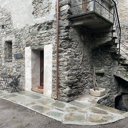 La Torre Colombaia - Monumento Del 1400 Arnad Exterior foto