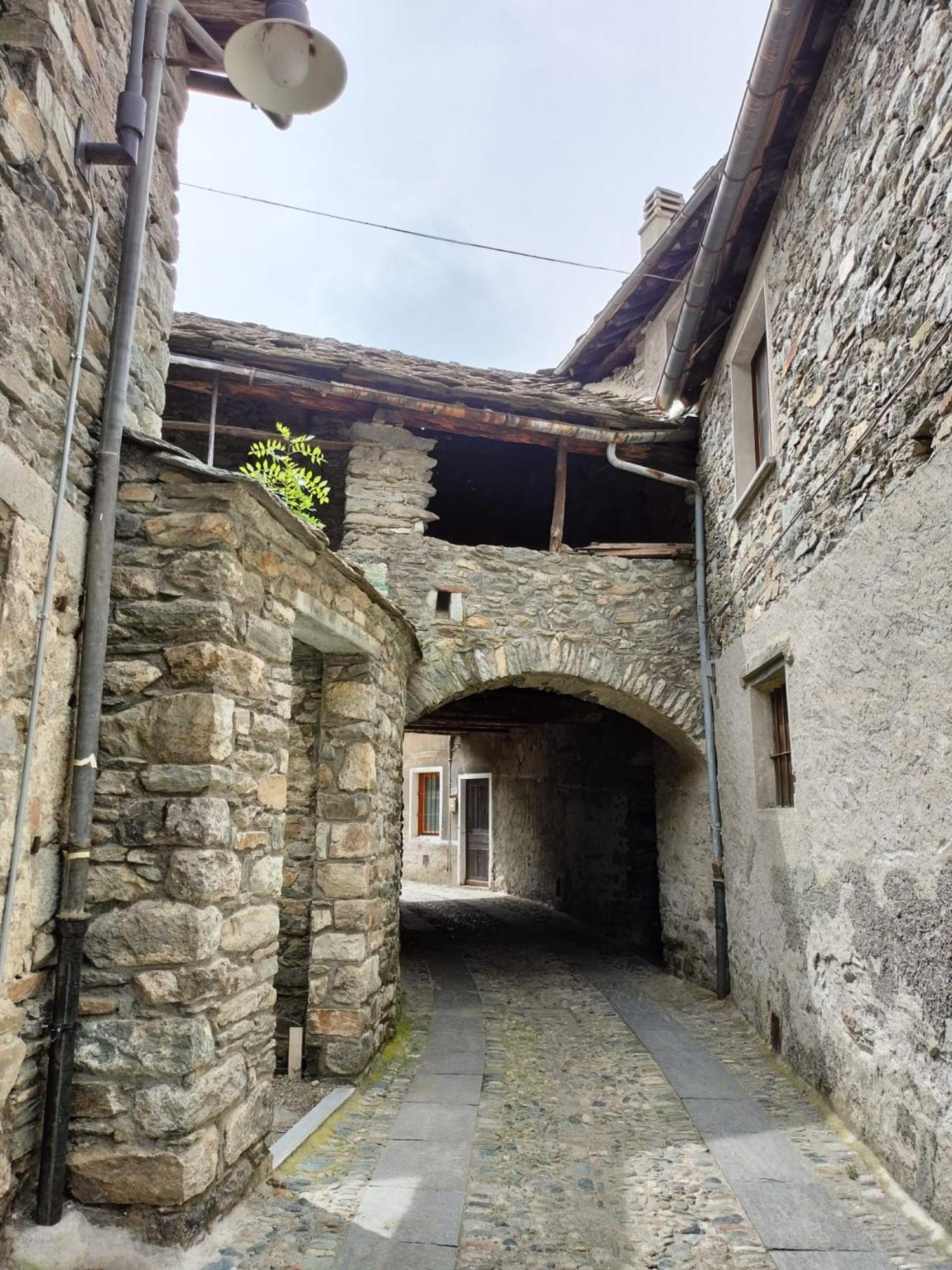 La Torre Colombaia - Monumento Del 1400 Arnad Exterior foto
