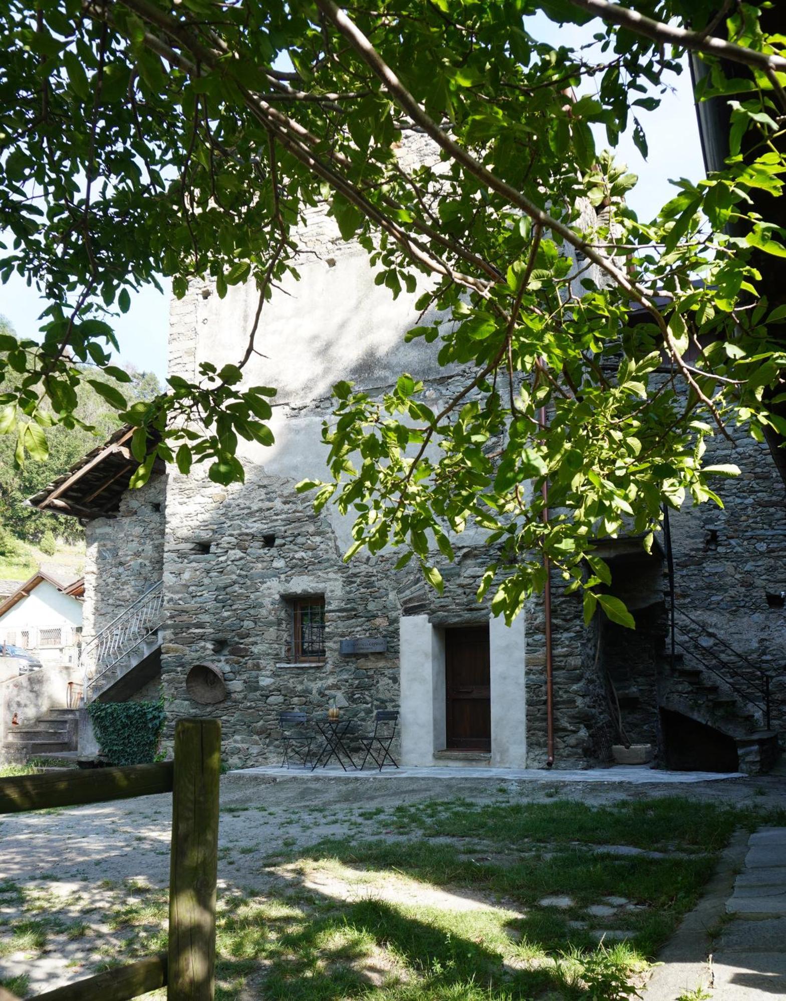 La Torre Colombaia - Monumento Del 1400 Arnad Exterior foto